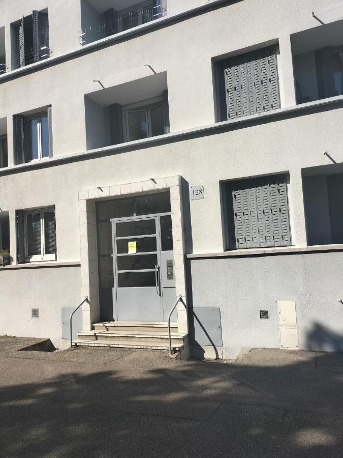 Joli Appartement Proche Metro Лион Екстериор снимка