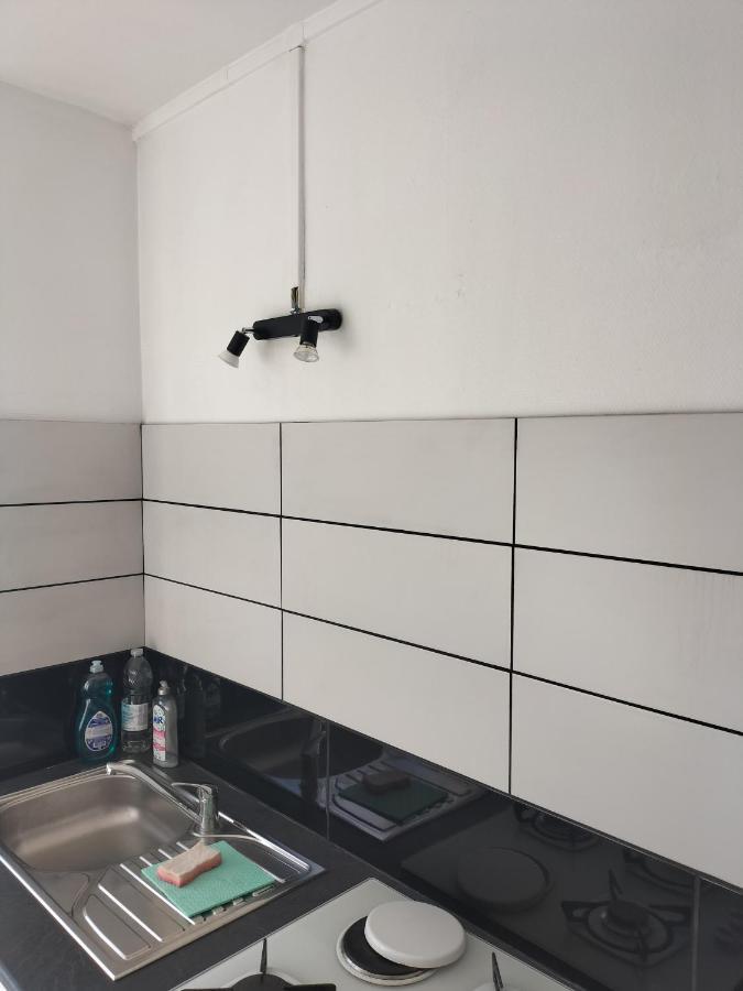 Joli Appartement Proche Metro Лион Екстериор снимка